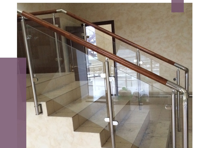 Комбинированные перила из металла и дерева в Апатитах