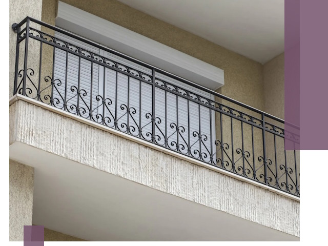 Балконные ограждения из металла и стекла в Апатитах для домов