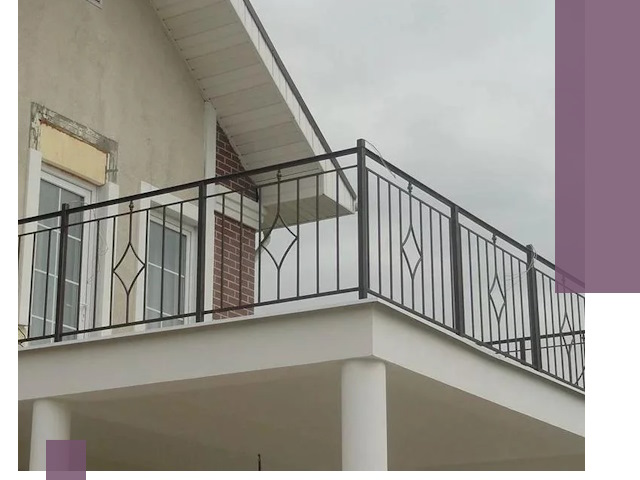 Изготовление балконных ограждений в Апатитах из металла и стекла